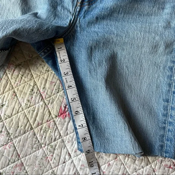 Levi’s Premium Wedgie Fit High Waist Jeans Shorts Size 30 Distressed Raw Hem - Picture 8 of 14
